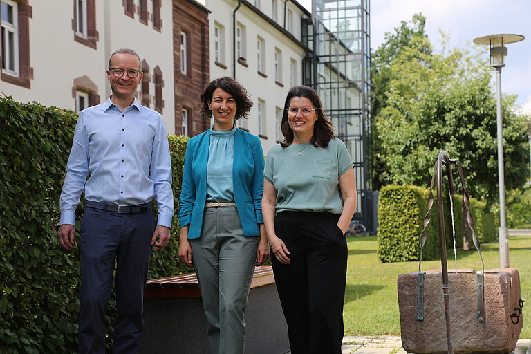 Von links: Stefan Guhl, Vorstand der Stiftung St. Franziskus, Schrambergs Oberbürgermeisterin Dorothee Eisenlohr und Andrea Weidemann, Vorständin der Stiftung St. Franziskus, am Standort Heiligenbronn.