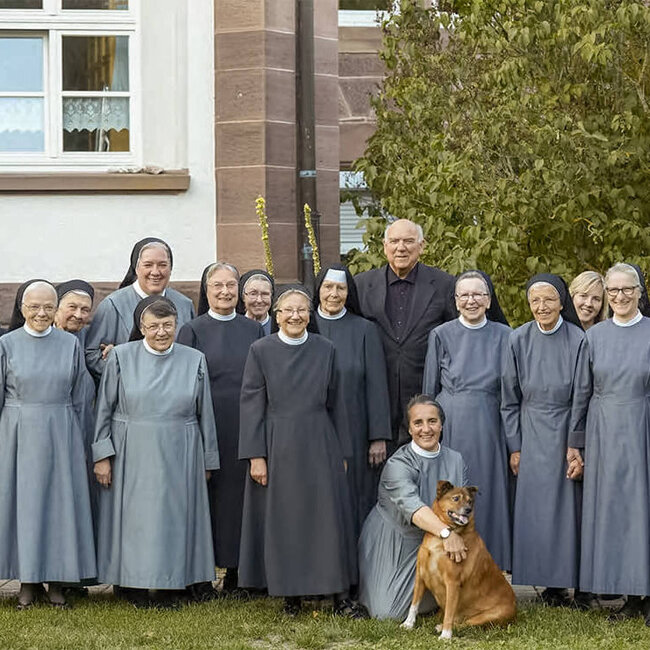 Gruppenbild Schwestern und Hausgeistlicher