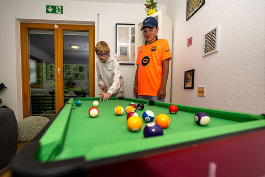 Zwei Jugendliche beim Billard-Spiel