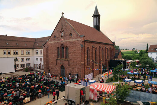 Klosterhof Heiligenbronn mit Feststimmung