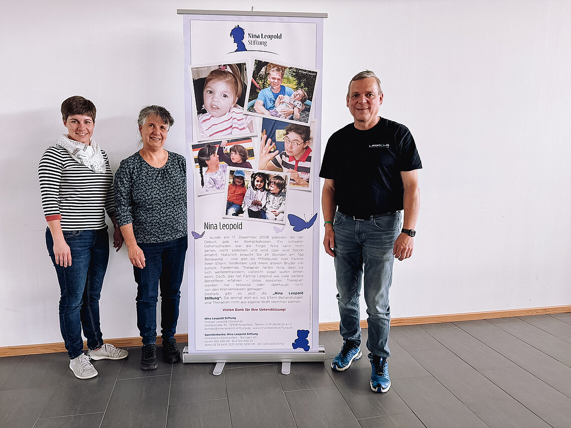 (von links) Beate Alffermann (stellvertretende Schulleitung SBBZ Sehen), Beate Schork (Abtei-lungsleiterin Bildungsgang geistige Entwicklung) und Michael Leopold (Vorstand der Nina Leopold Stiftung) bei der Spendenübergabe am SBBZ Sehen in Heiligenbronn. 