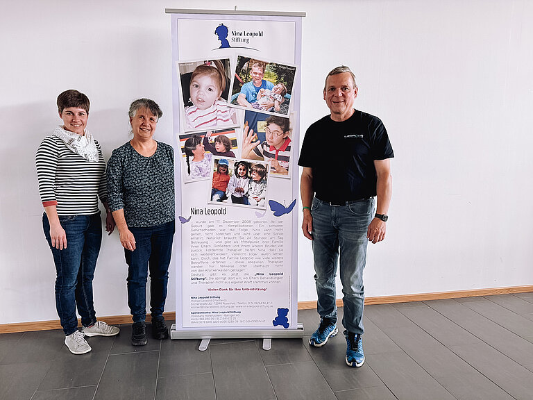 (von links) Beate Alffermann (stellvertretende Schulleitung SBBZ Sehen), Beate Schork (Abtei-lungsleiterin Bildungsgang geistige Entwicklung) und Michael Leopold (Vorstand der Nina Leopold Stiftung) bei der Spendenübergabe am SBBZ Sehen in Heiligenbronn. 