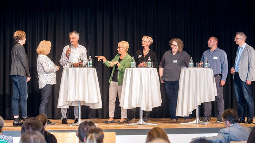 Podiumsdiskussion an Stehtischen