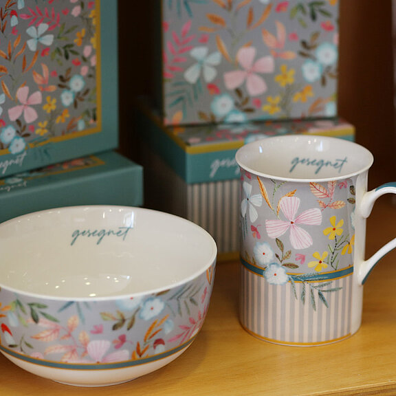 Tasse und Schale als Set mit gleichem Muster