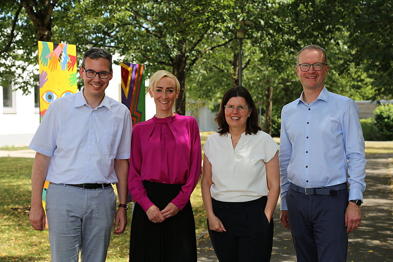 Im Austausch vor Ort in Heiligenbronn (von links): KVJS-Verbandsdirektor Frank Stahl, Eva Matschinsky, Leiterin des Dezernats 2 – Soziales beim KVJS, Stiftungsvorständin Andrea Weidemann und Stiftungsvorstand Stefan Guhl.