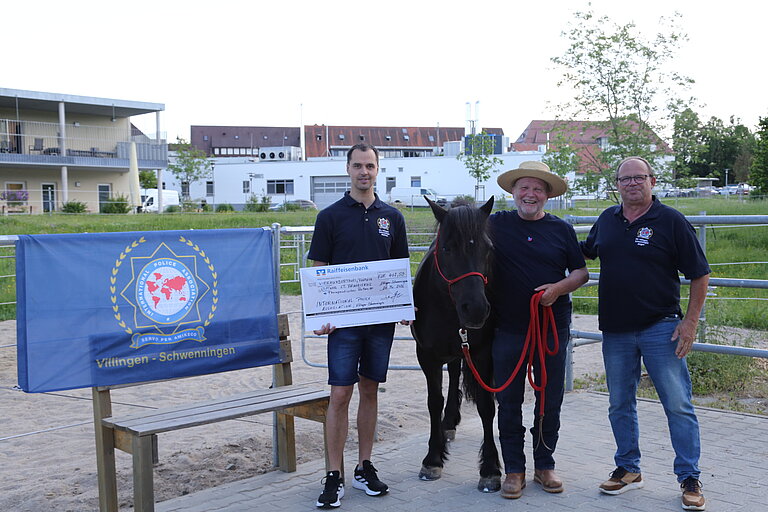 (von links) Spendenübergabe in Heiligenbronn: Jürgen Ganter (IPA), Martin Müller (Stiftung St. Franziskus) und Matthias Albert (IPA) mit Therapiepferd Stella.