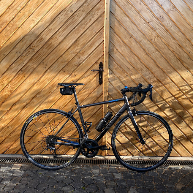 Fahrrad, das an einem Holztor lehnt