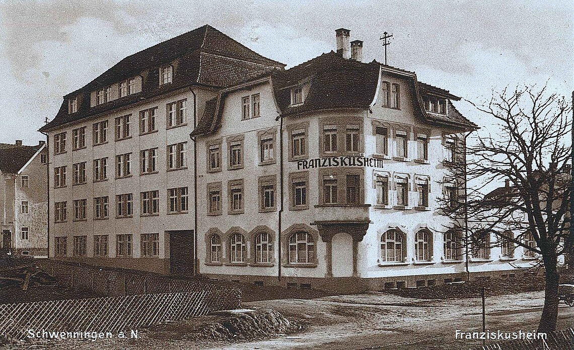 1926–2026: 100 Jahre Franziskusheim – die historische Aufnahme zeigt die Anfänge eines Hauses, das seit einem Jahrhundert Menschen begleitet und Gemeinschaft schafft.
