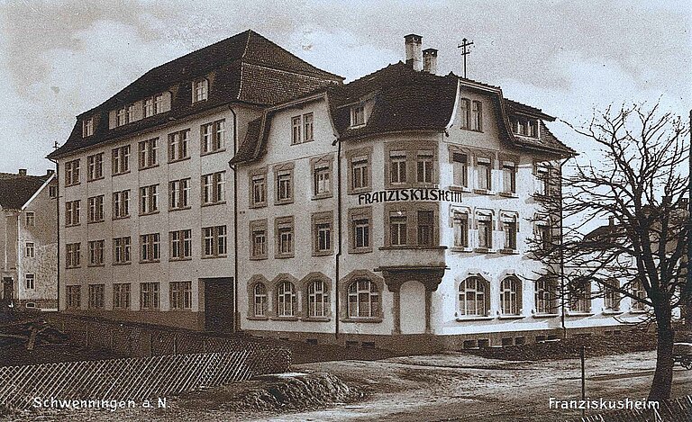 1926–2026: 100 Jahre Franziskusheim – die historische Aufnahme zeigt die Anfänge eines Hauses, das seit einem Jahrhundert Menschen begleitet und Gemeinschaft schafft.
