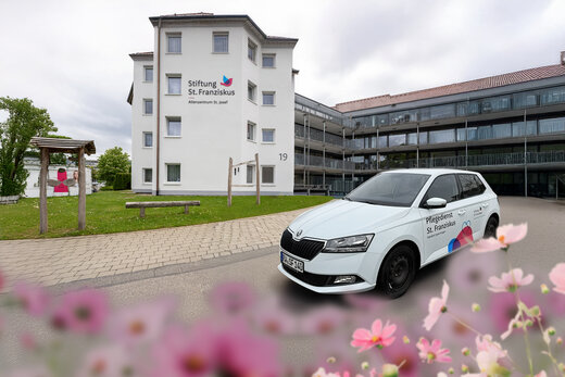 Pflegedienst-Auto vor dem Altenzentrum St. Josef