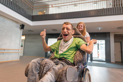 Junger Mann mit Behinderung hat Spaß und freut sich 