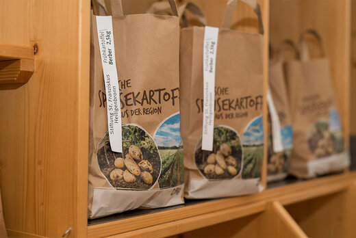 Kartoffeltüten im Regal