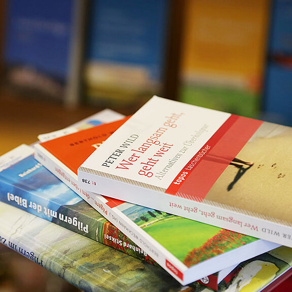 Auswahl an Büchern im Wallfahrtsladen