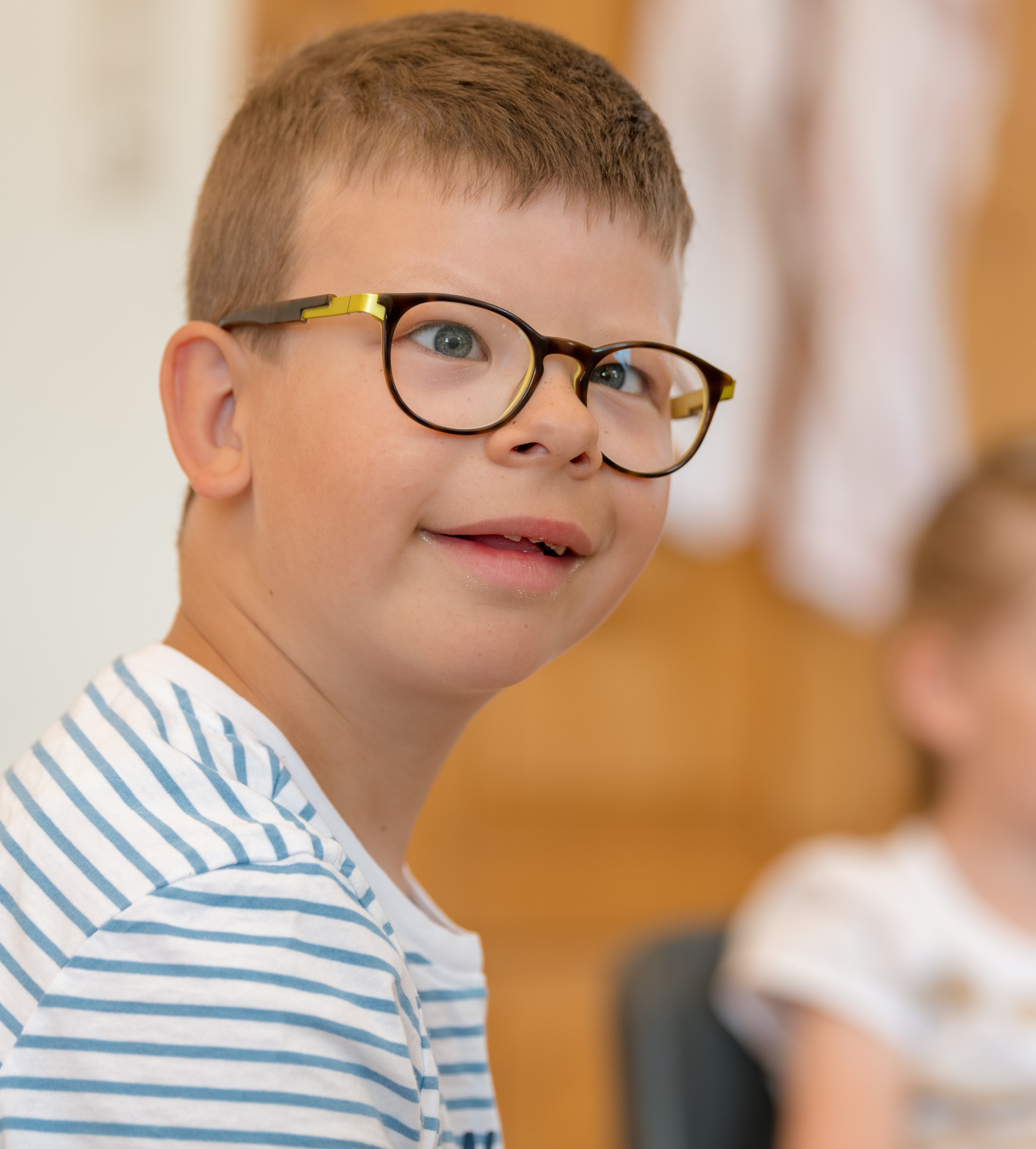 Junge mit Sehbehinderung und Brille