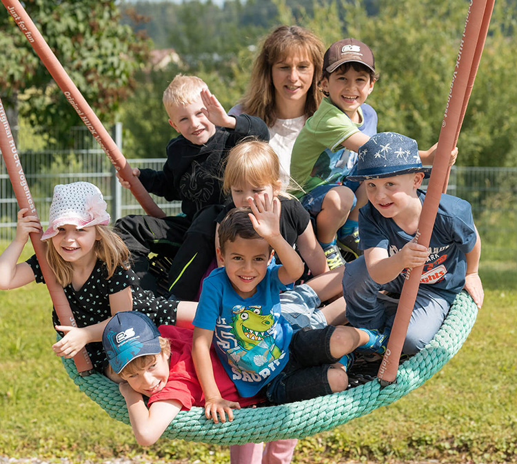 mehrere Kinder in einer Nestschaukel