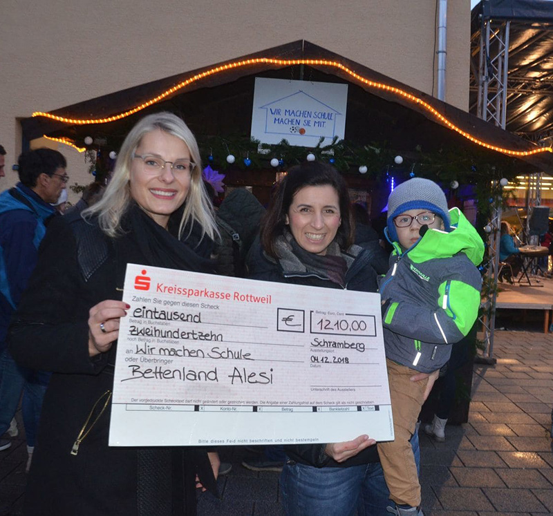 Spendenübergabe an Adventsmarkt-Hütte
