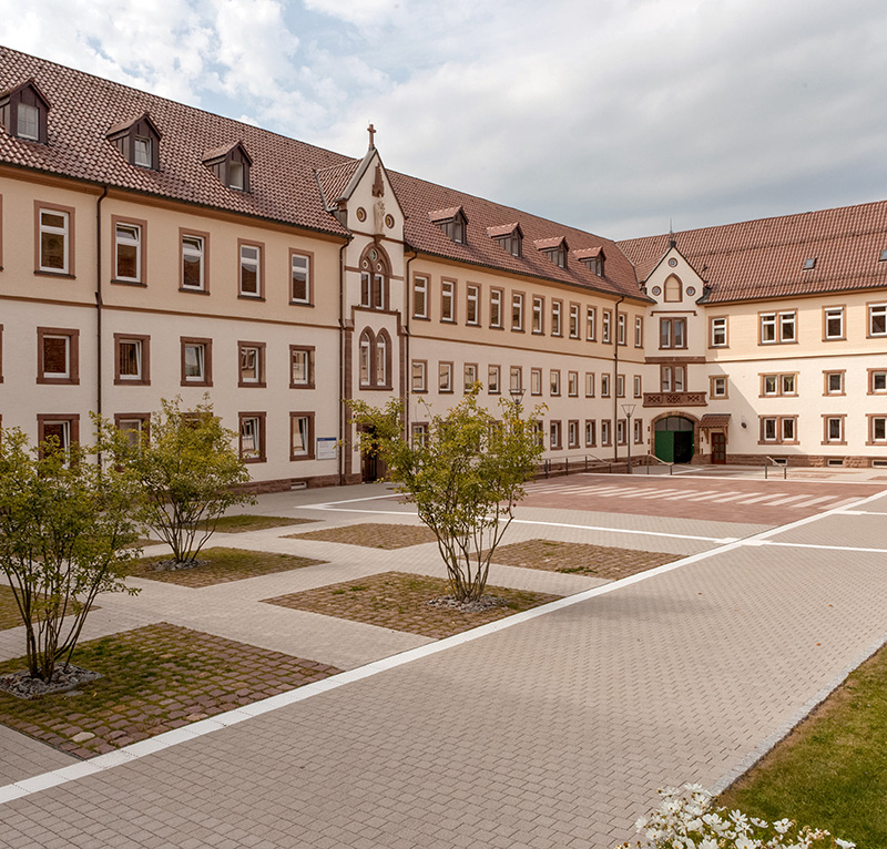 Blick in den Klosterhof des Klosters Heiligenbronn