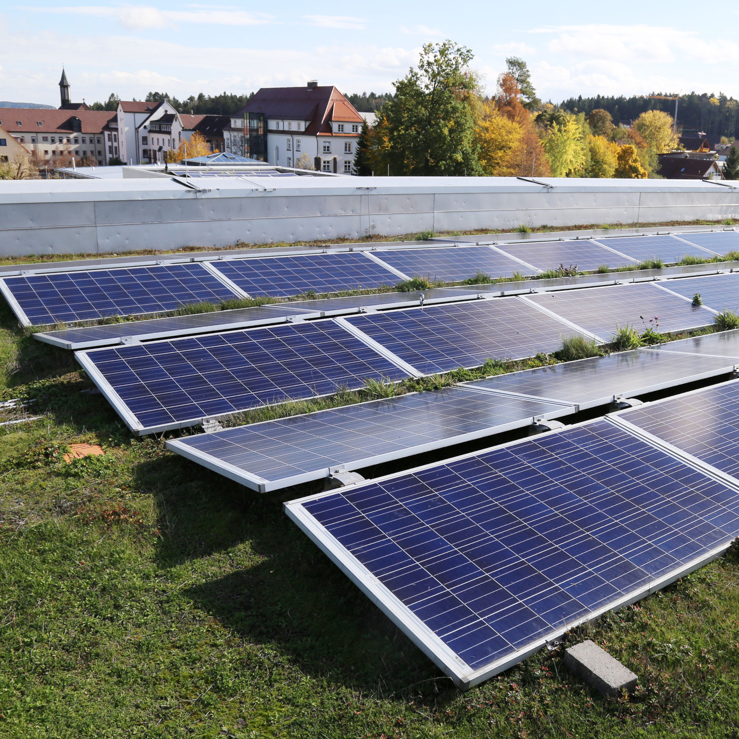 Solarmodule auf dem Flachdach eines modernen Gebäudes