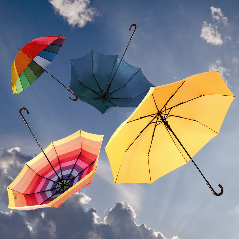 bunte Schirme schweben am Himmel