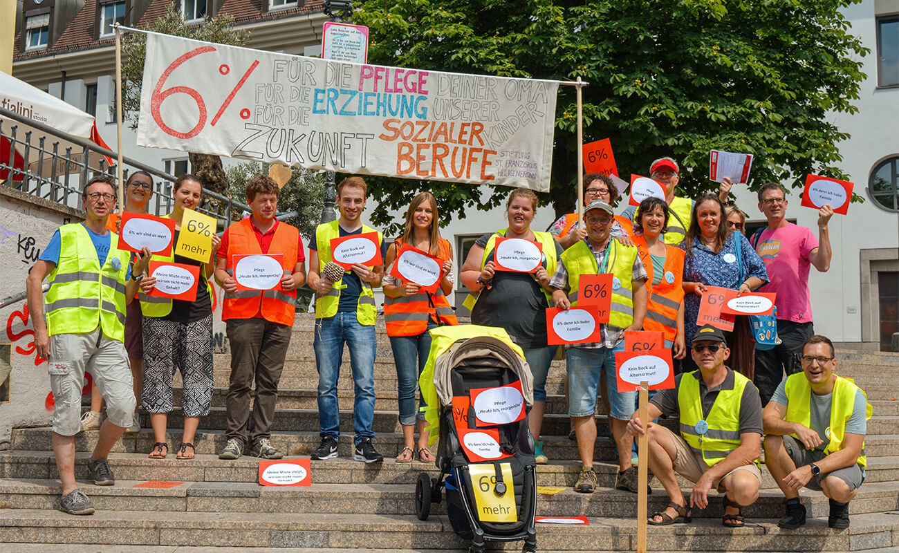 Mitarbeitende demonstrieren für mehr Gehalt für Sozialberufe